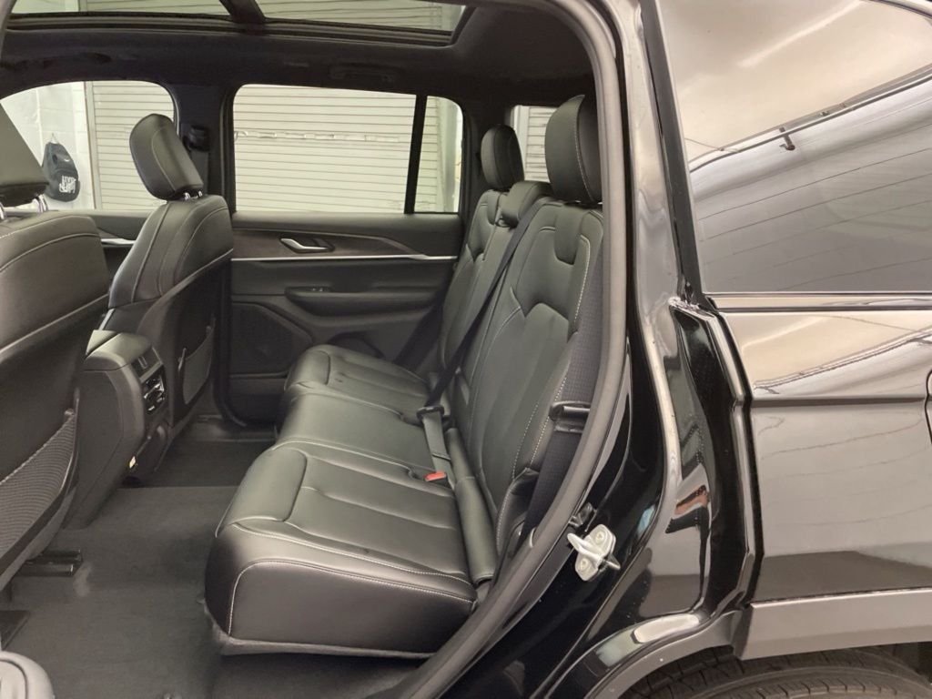 New 2025 Diamond Black Crystal Pearl-Coat Exterior Paint Jeep Limited image 17