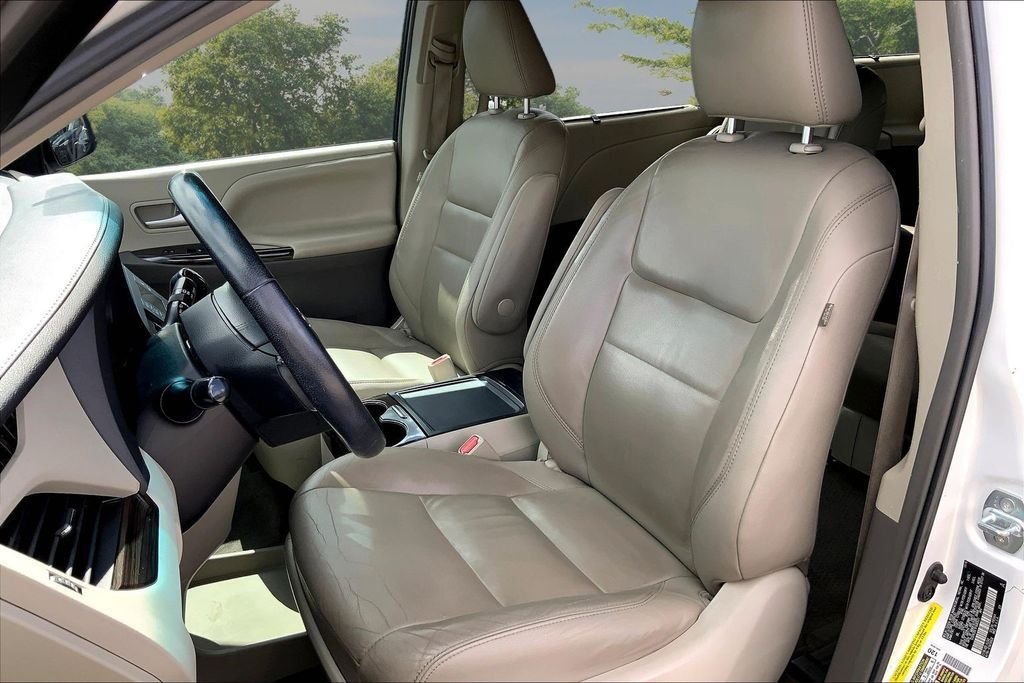 Used 2015 White Toyota XLE Premium image 20