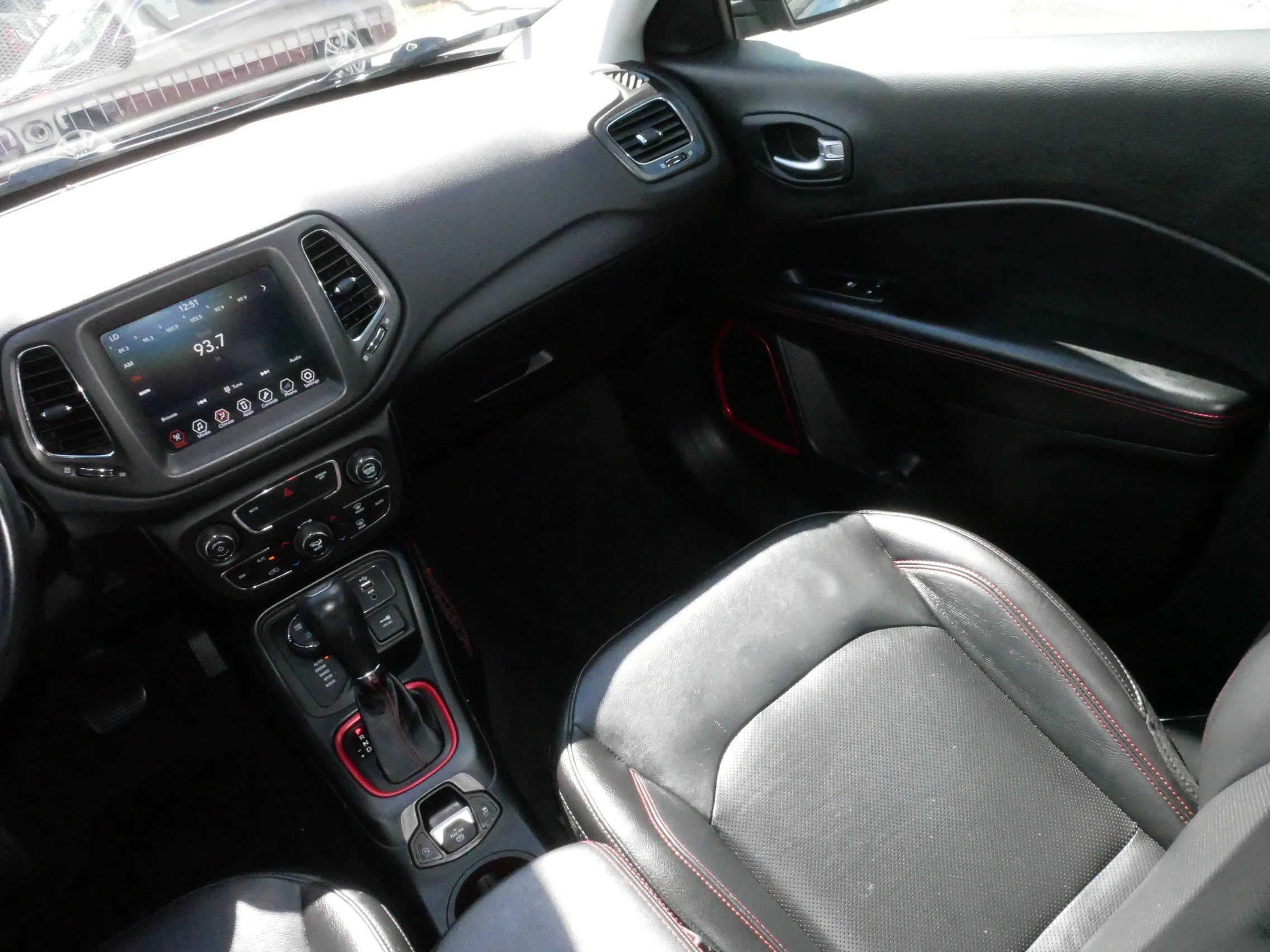Used 2018 Diamond Black Crystal Pearlcoat Jeep Trailhawk image 12