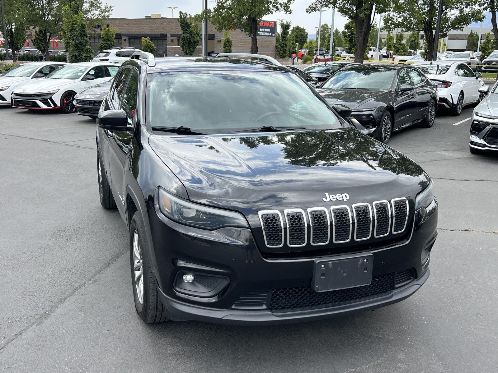 Used 2019 Diamond Black Crystal Pearlcoat Jeep Latitude Plus image 4