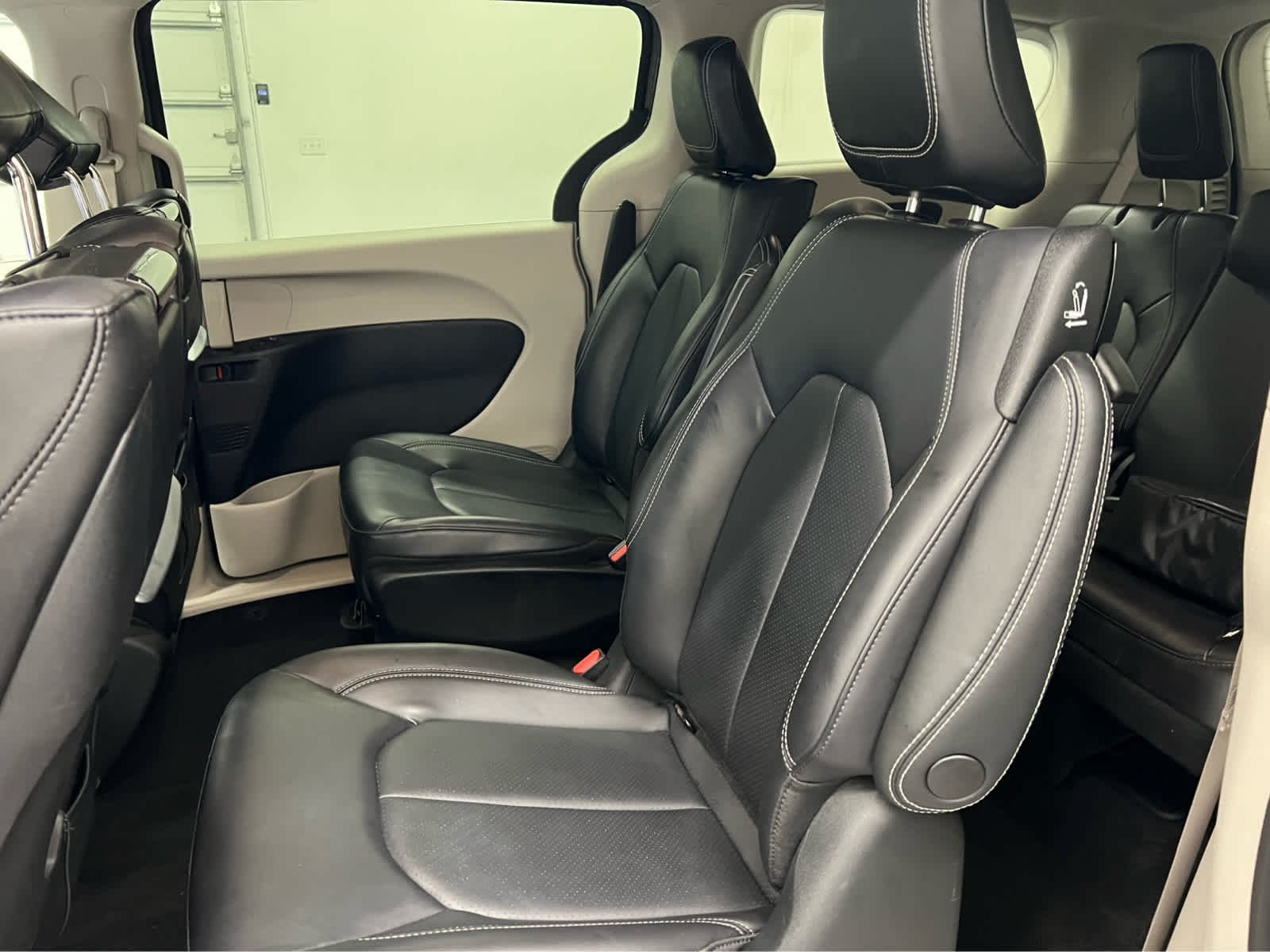 Used 2023 Ceramic Gray Clearcoat Chrysler Hybrid Touring L image 28