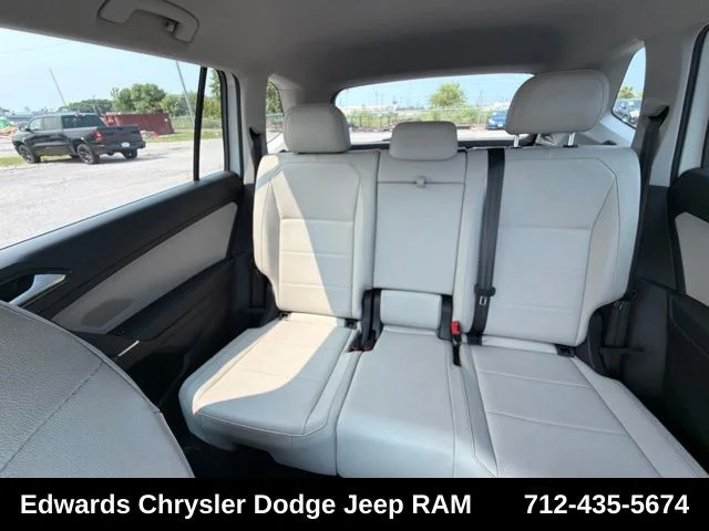 Used 2018 White Volkswagen 2.0T SE image 18