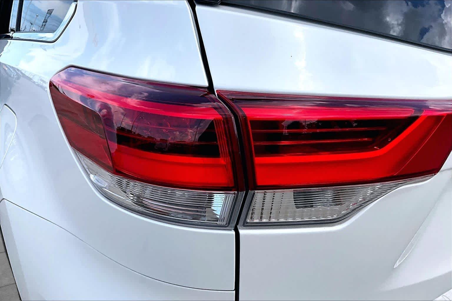 Used 2018 Blizzard Pearl Toyota XLE image 29