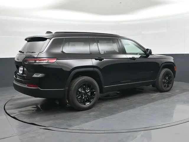 New 2026 Diamond Black Crystal Pearl-Coat Exterior Paint Jeep Altitude image 3
