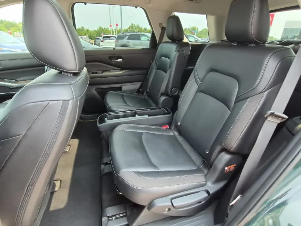 Used 2023 Obsidian Green Pearl/Super Black Nissan SL image 8