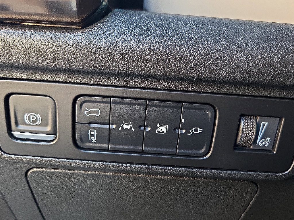Used 2024 Black GMC 2X image 22