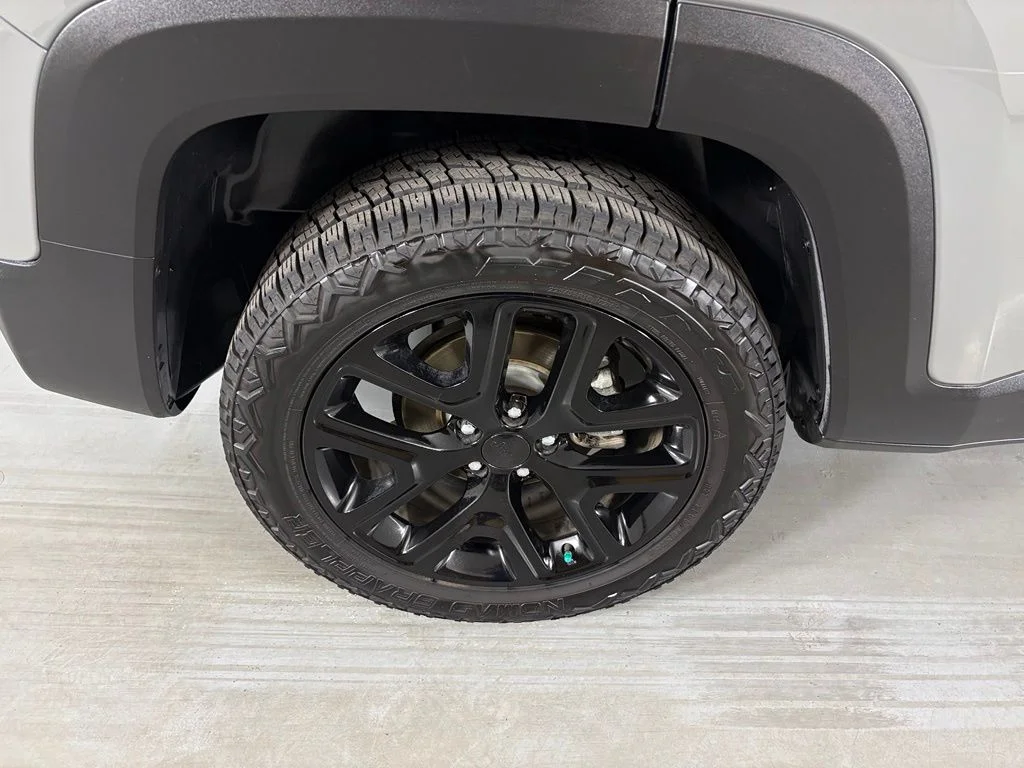 Used 2022 Gray Jeep Altitude image 11