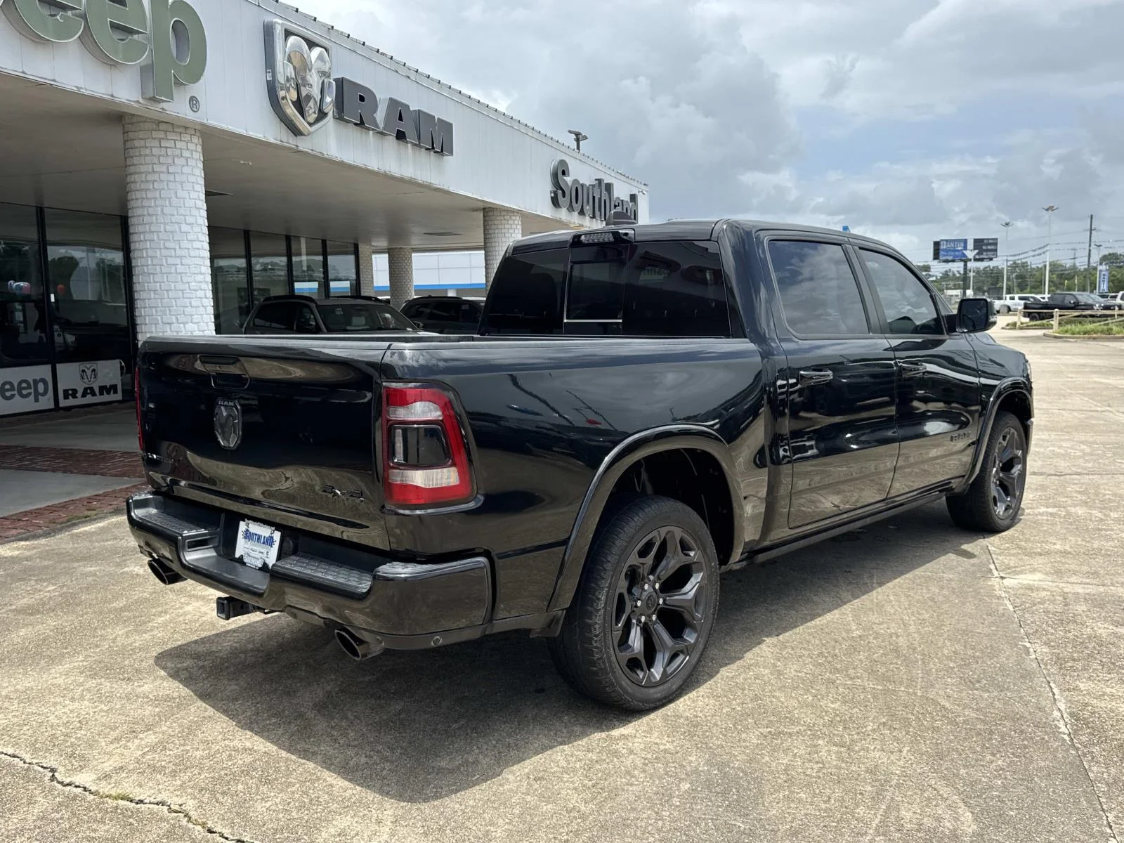 Used 2023 DIAMOND BLACK CRYSTAL PEARLCOAT Ram Limited image 7