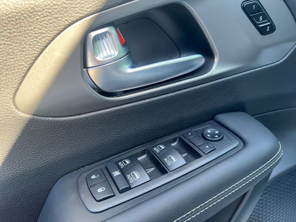 2026 Chrysler Pacifica Select - Photo 11