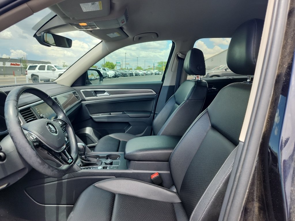 Used 2018 Deep Black Pearl Volkswagen 3.6L V6 SE image 15