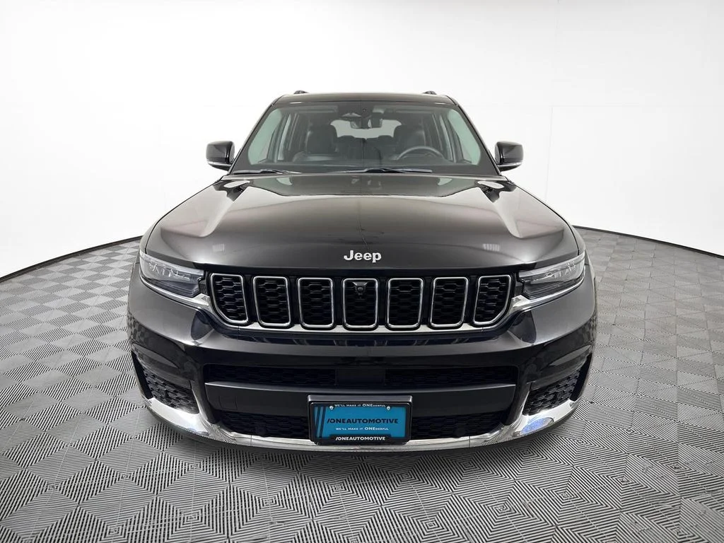 Used 2023 Diamond Black Jeep Limited image 3