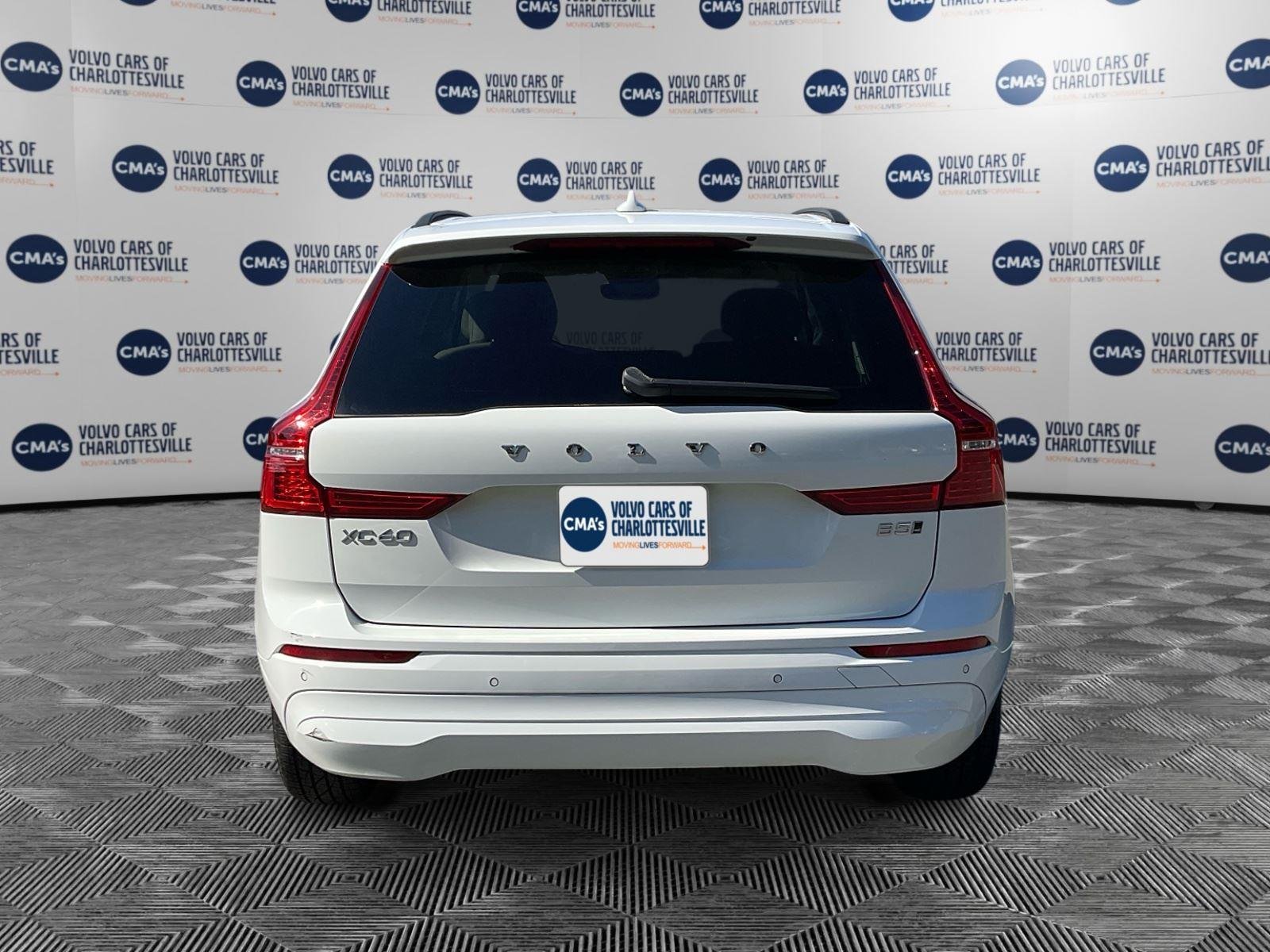 Used 2022 Crystal White Metallic Volvo Momentum image 4