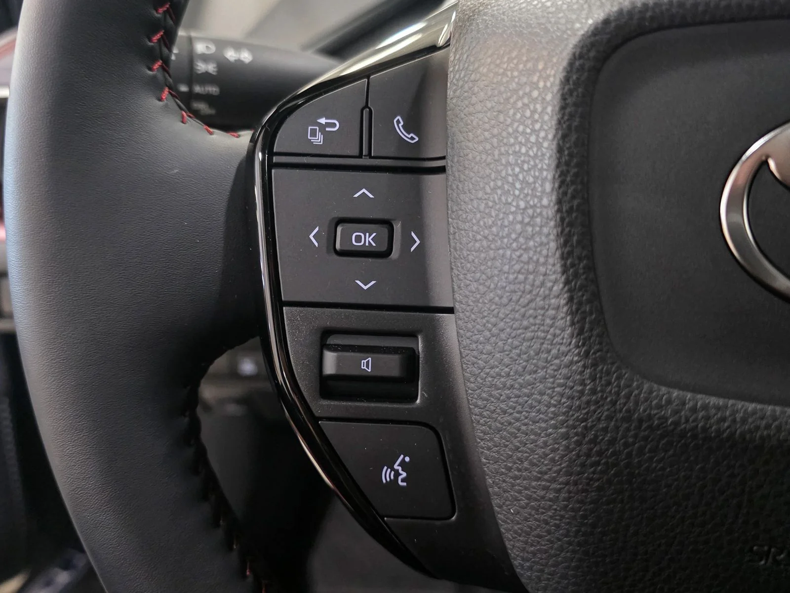 2026 Toyota Prius Plug-in Hybrid XSE - Photo 32
