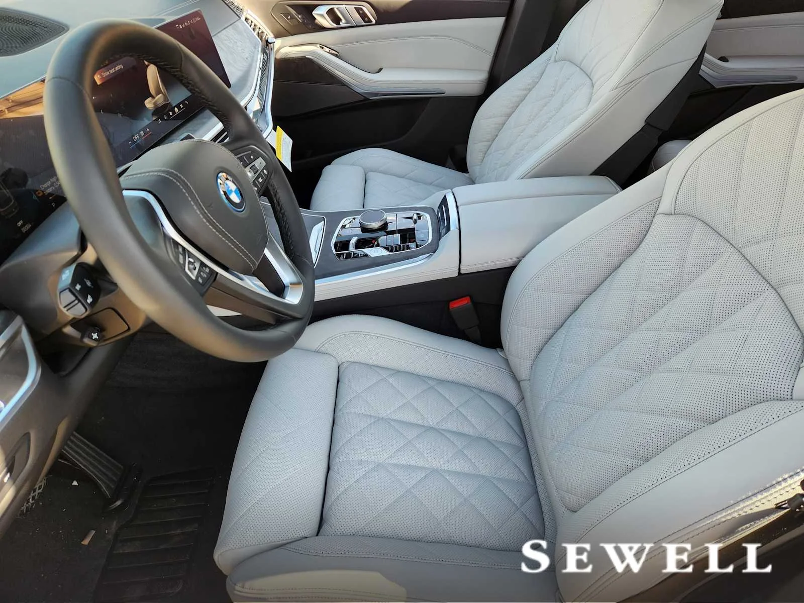 New 2026 Skyscraper Grey Metallic BMW xDrive50e image 4