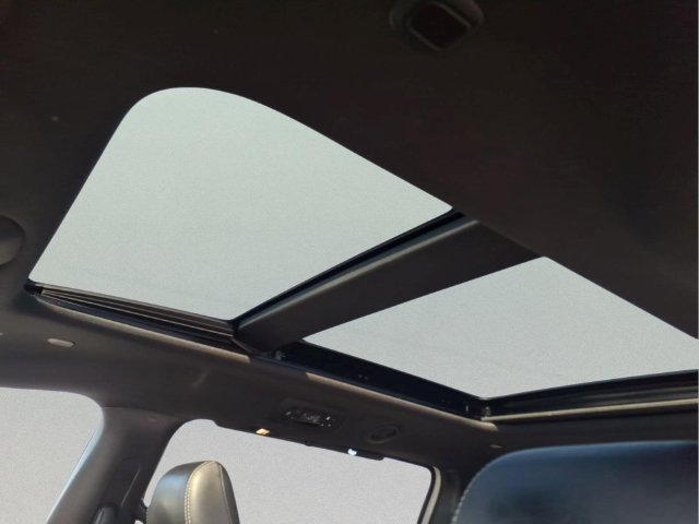 Used 2025  Chrysler Limited image 16