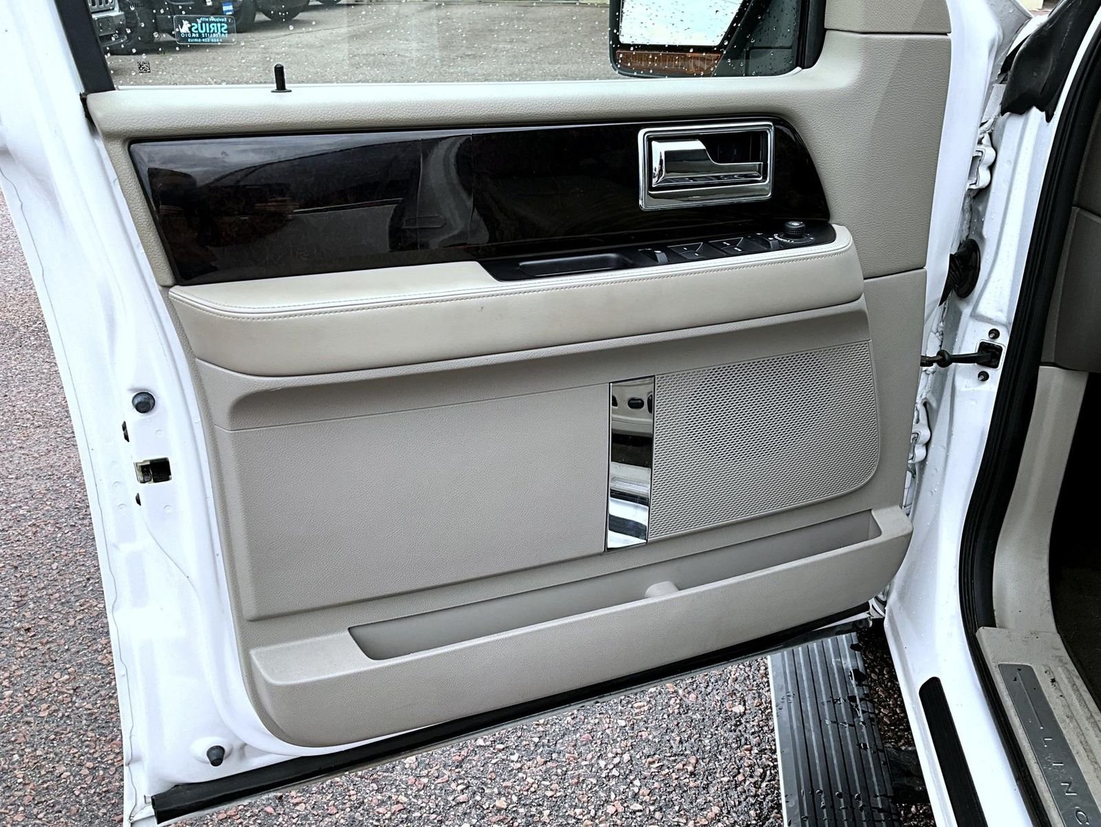Used 2016 White Lincoln Select image 10