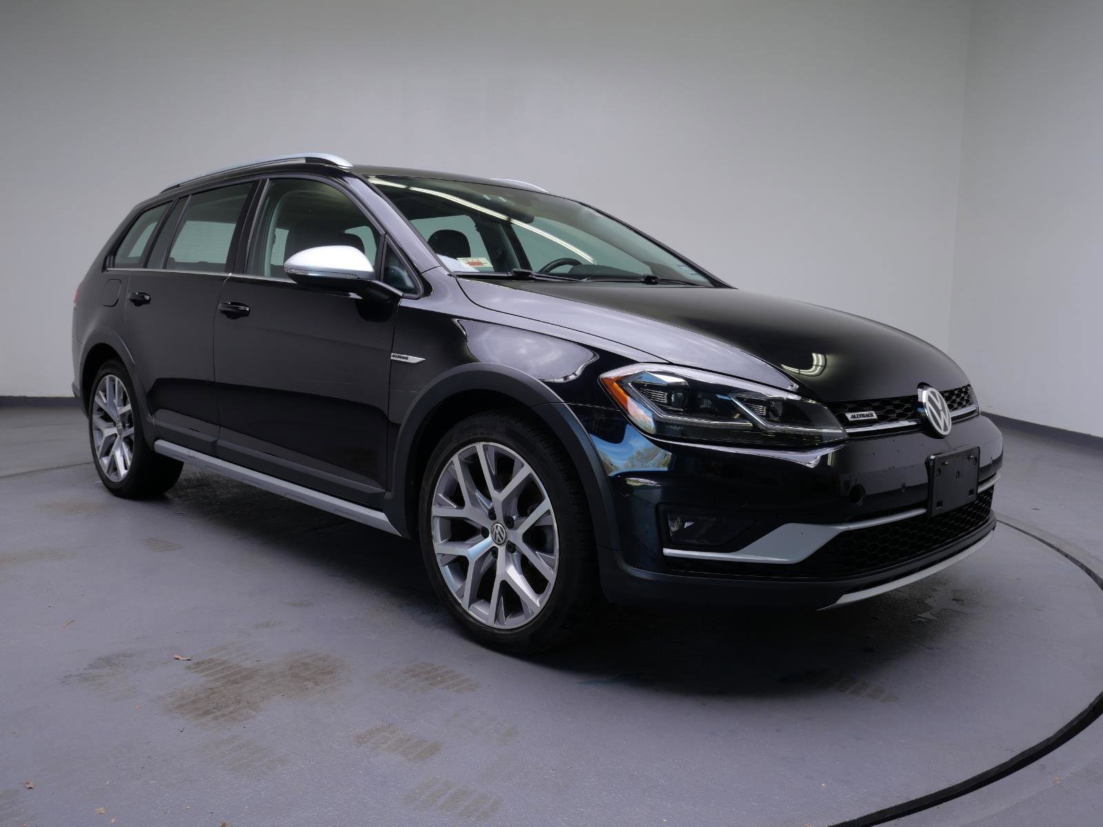 Used 2018  Volkswagen S image 3