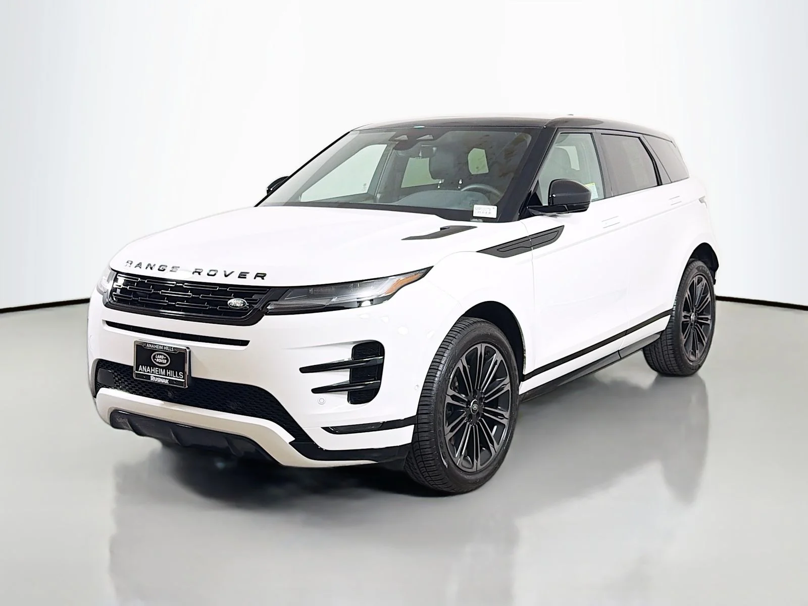 2026 Land Rover Range Rover Evoque Dynamic SE's photo