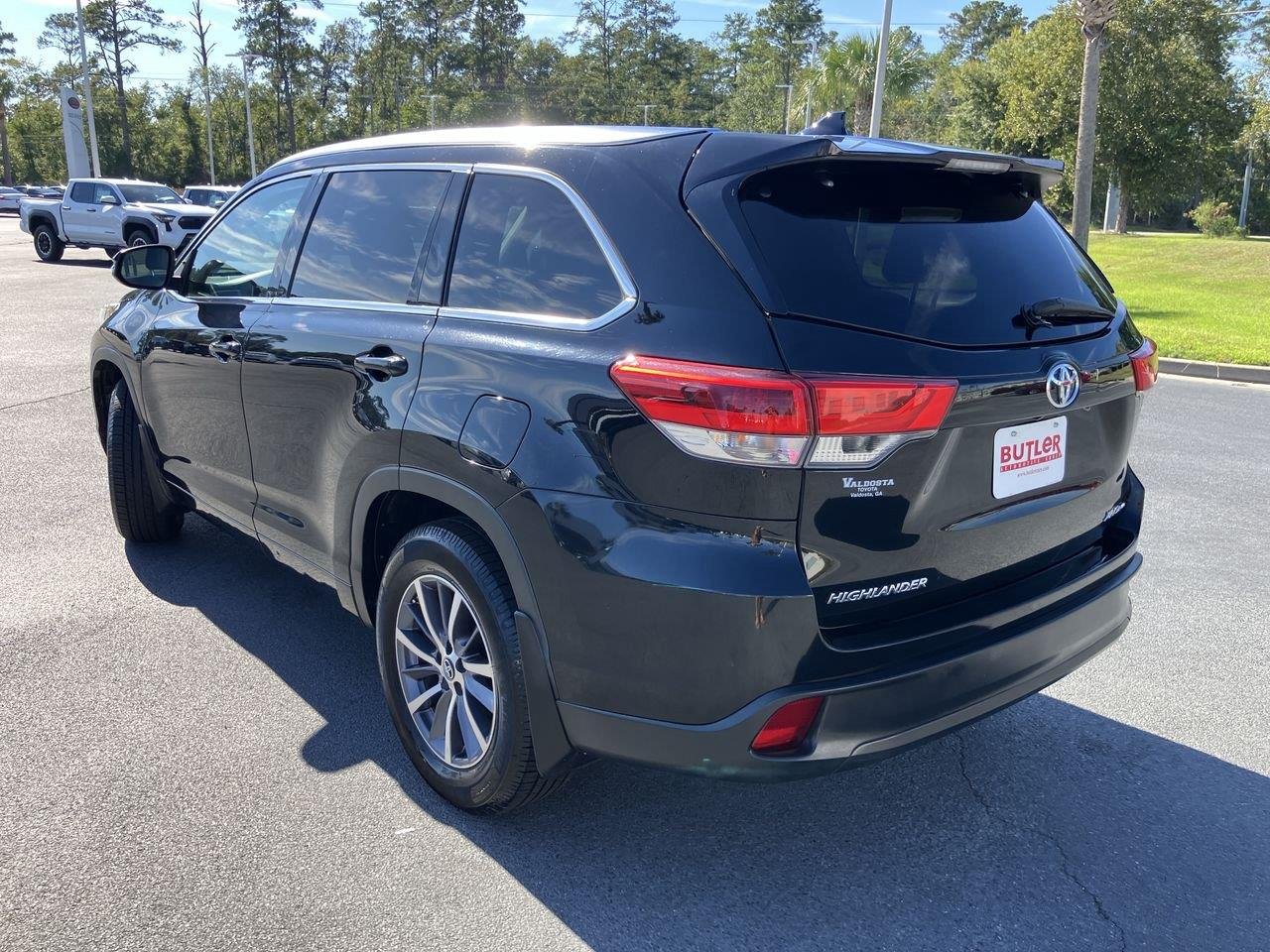 Used 2017 Black (Midnight Black Metallic) Toyota XLE AWD image 3