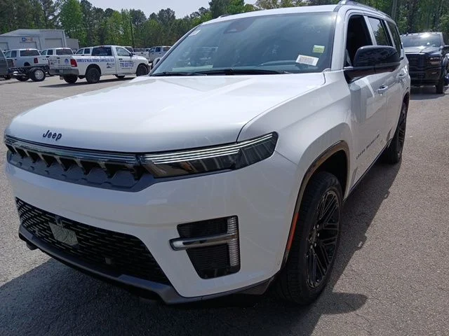 New 2026 Bright White Clear-Coat Exterior Paint Jeep Limited Reserve image 11