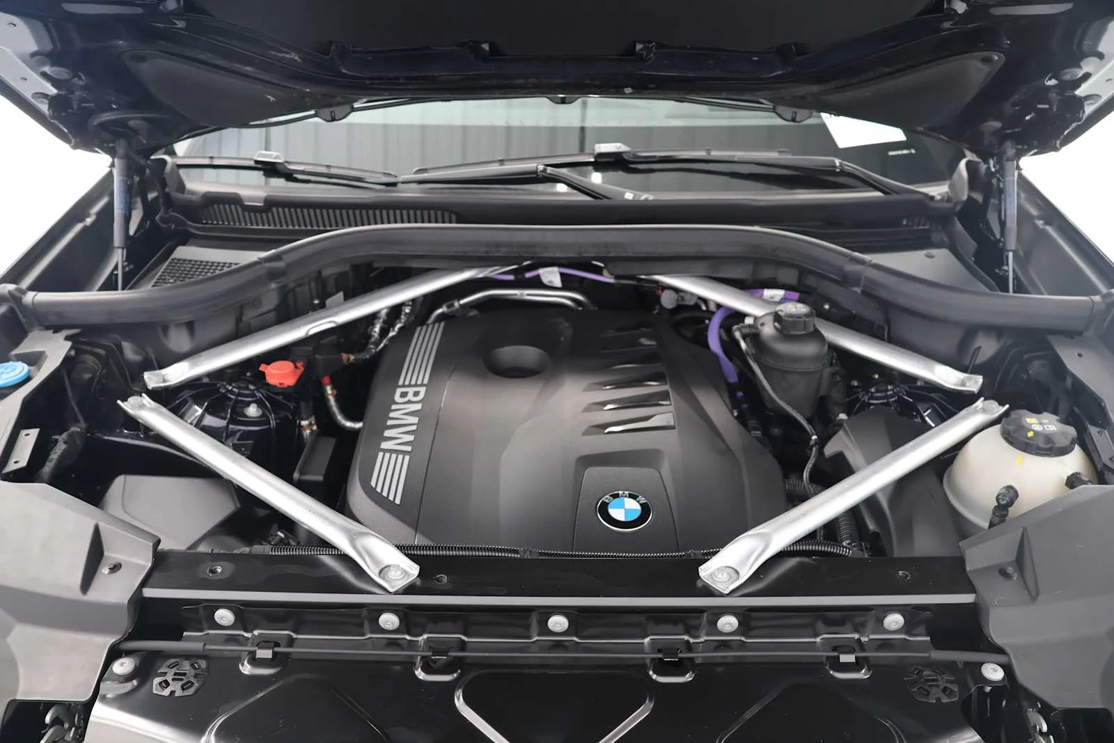 Certified Used 2025 Carbon Black Metallic BMW xDrive40i image 30