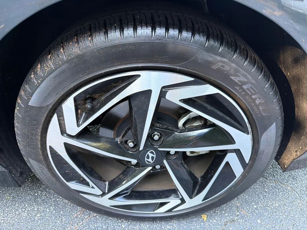 Used 2025 Gray Hyundai SEL Convenience image 19