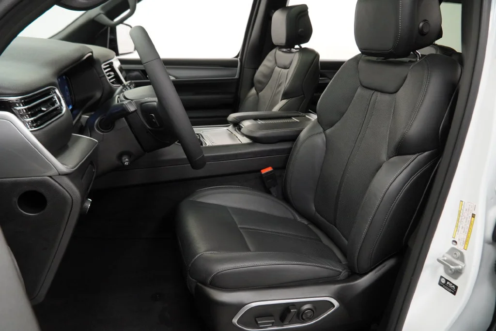 Used 2025 White Jeep Series II image 3