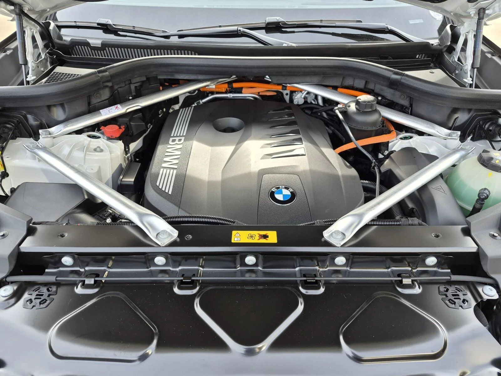 New 2026 Mineral White Metallic BMW xDrive50e image 9