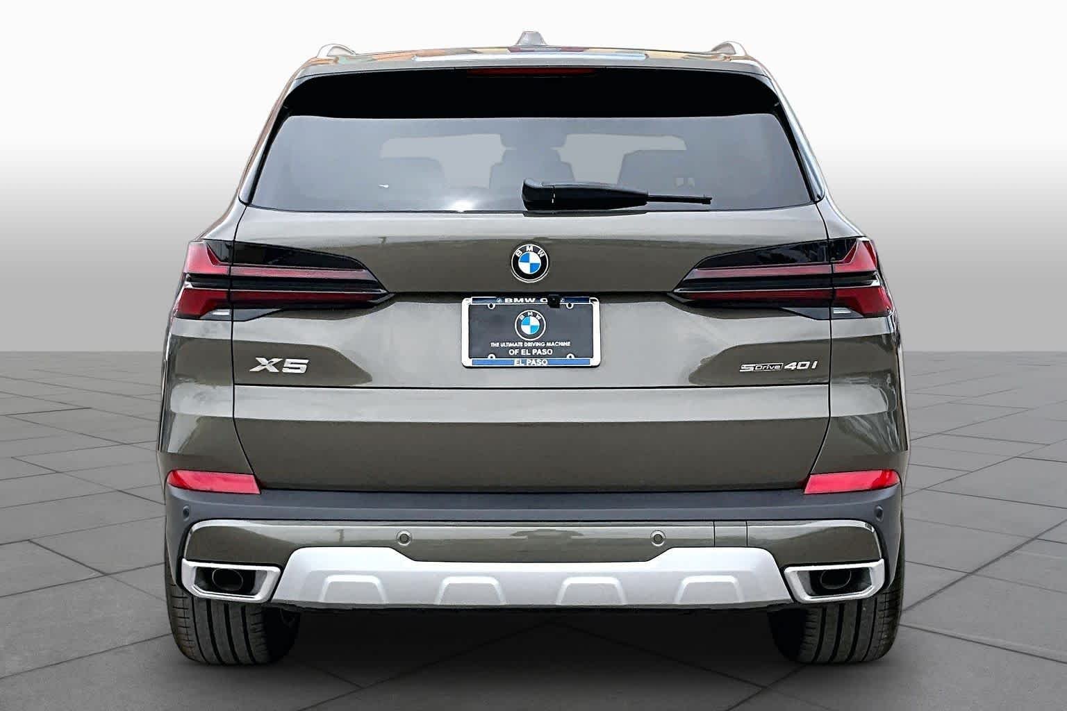 New 2026 Manhattan Green Metallic BMW sDrive40i image 4