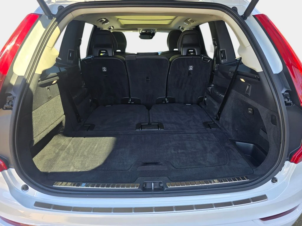 Used 2019 White Volvo T6 Momentum image 14