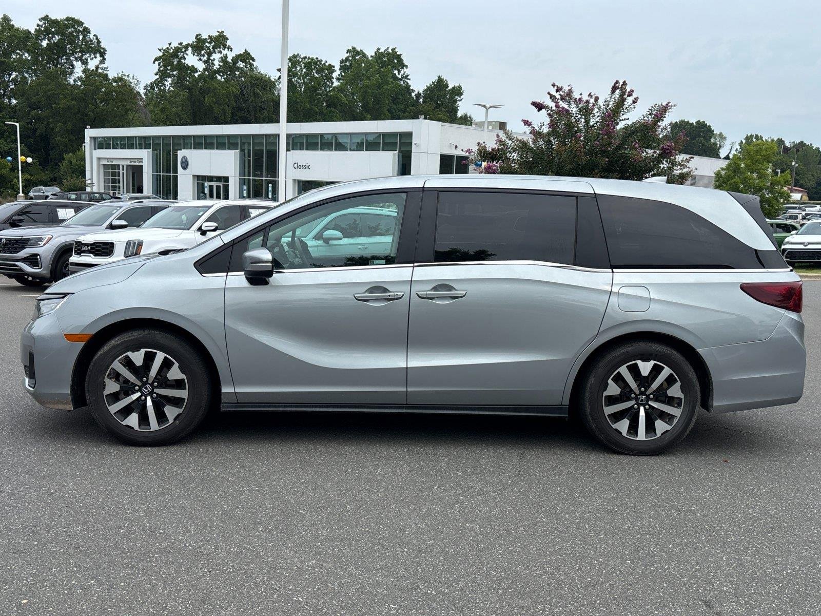 Used 2025  Honda EX-L image 2