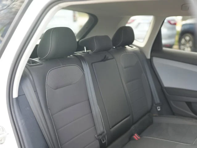 Used 2022 White Volkswagen SE image 24