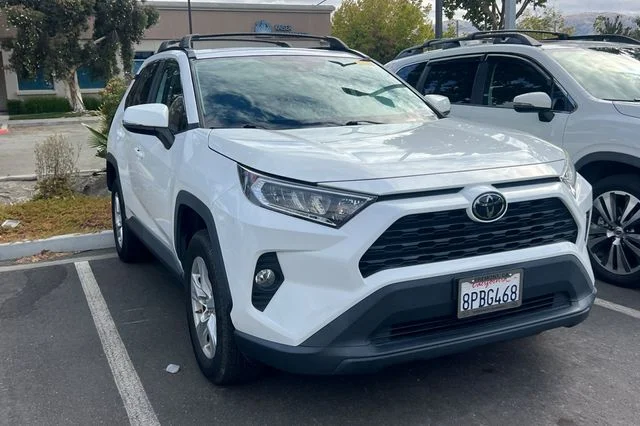 Used 2019 White Toyota XLE image 5