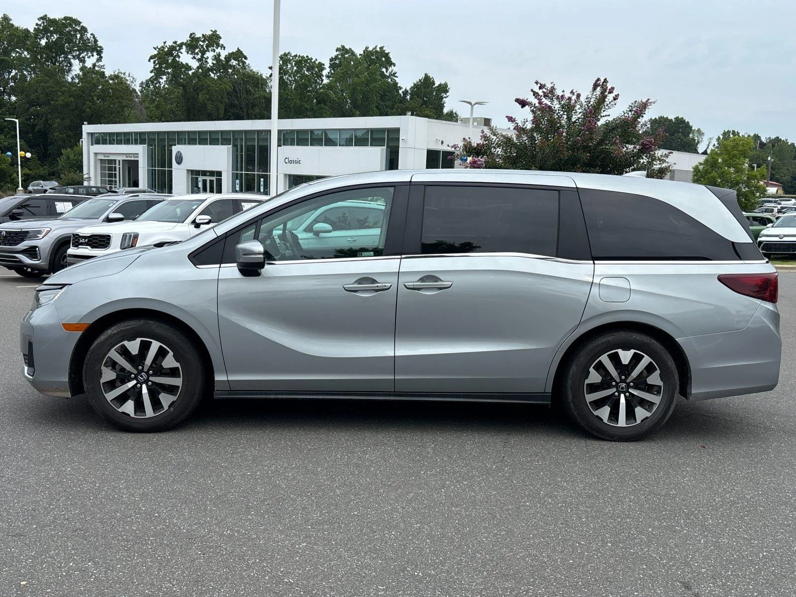 Used 2025  Honda EX-L image 2