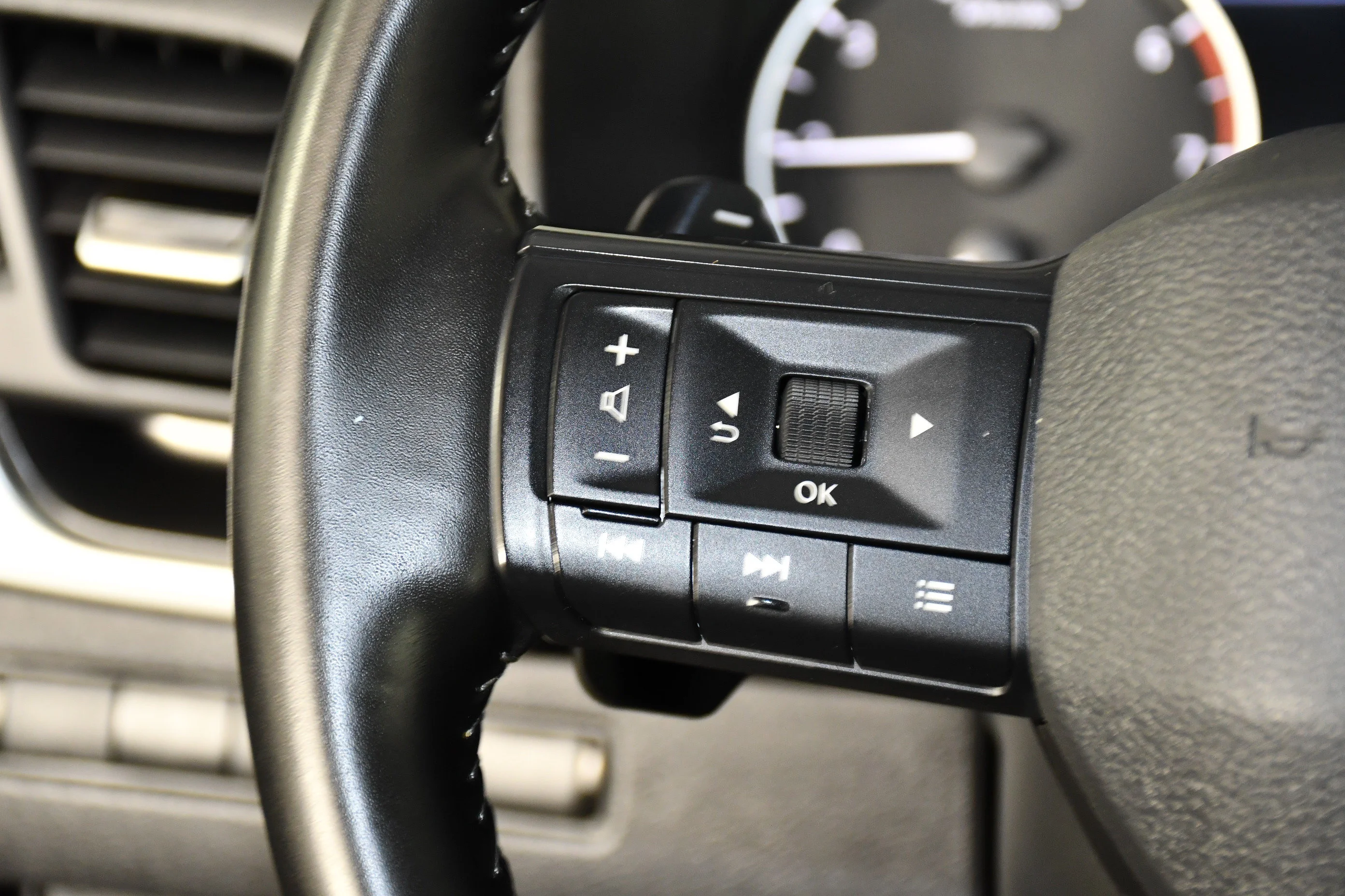 Used 2025 Deep Ocean Blue Pearl Nissan SV image 20