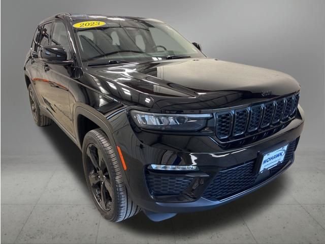 Used 2023 Diamond Black Crystal Pearlcoat Jeep Limited image 8