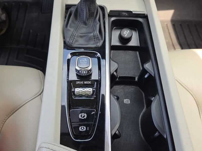 Used 2019 Denim Blue Metallic Volvo Momentum image 19