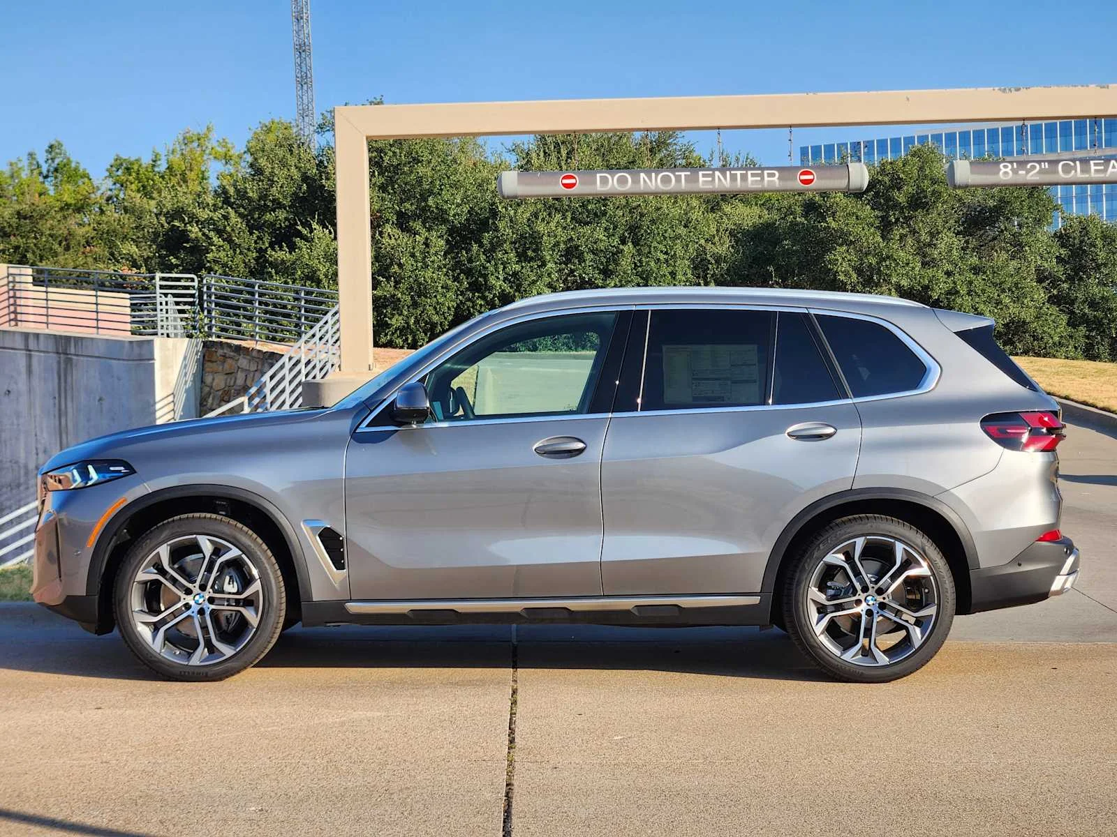 New 2026 Skyscraper Grey Metallic BMW sDrive40i image 2