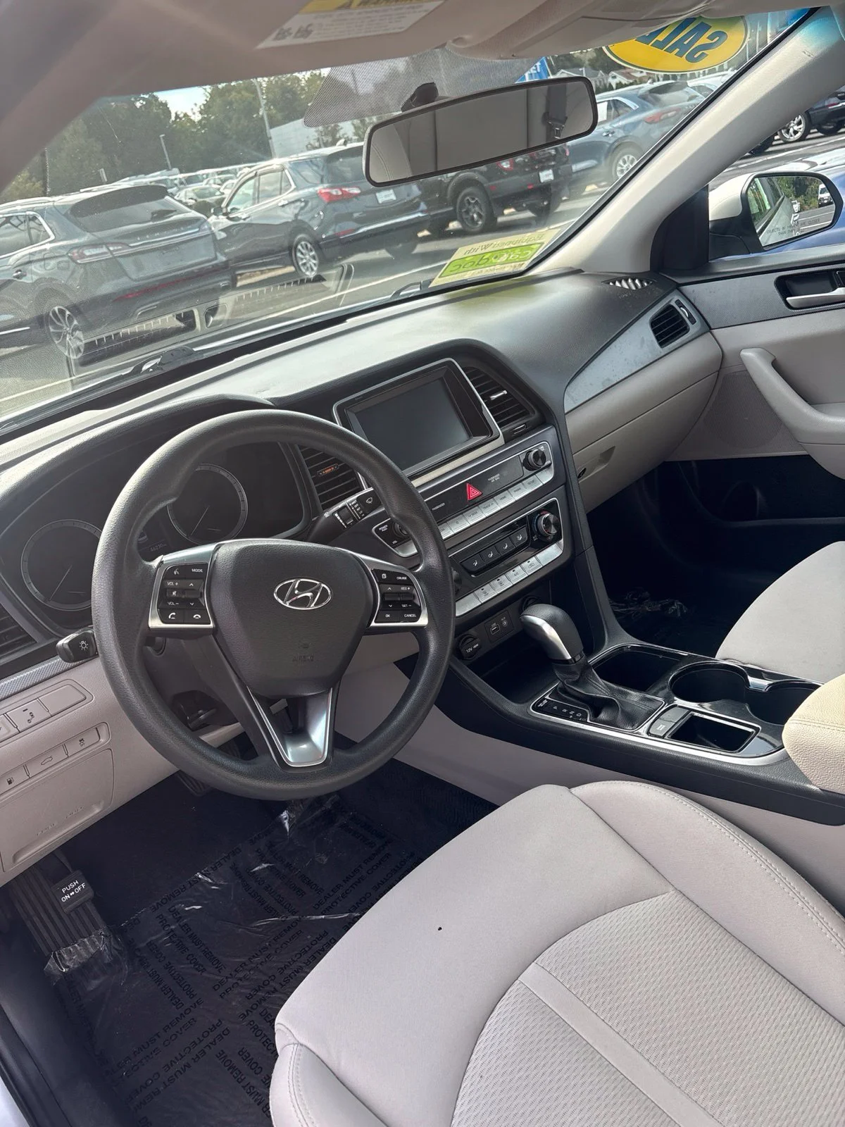 Used 2018 Silver Hyundai SE image 5