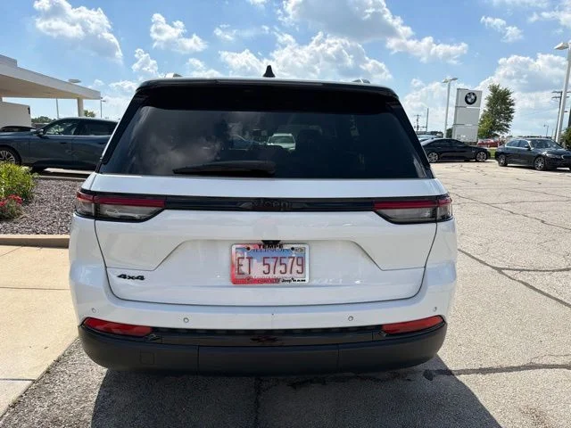 Used 2022 White Jeep Altitude image 5