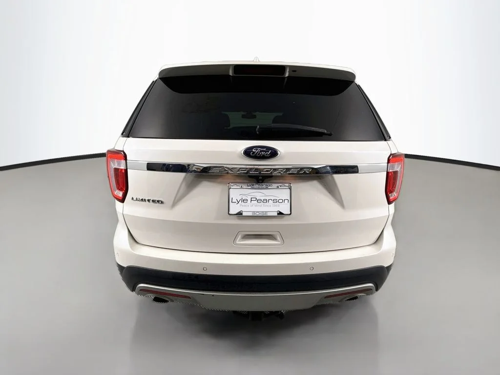 Used 2017 White Platinum Clearcoat Metallic Ford Limited image 10