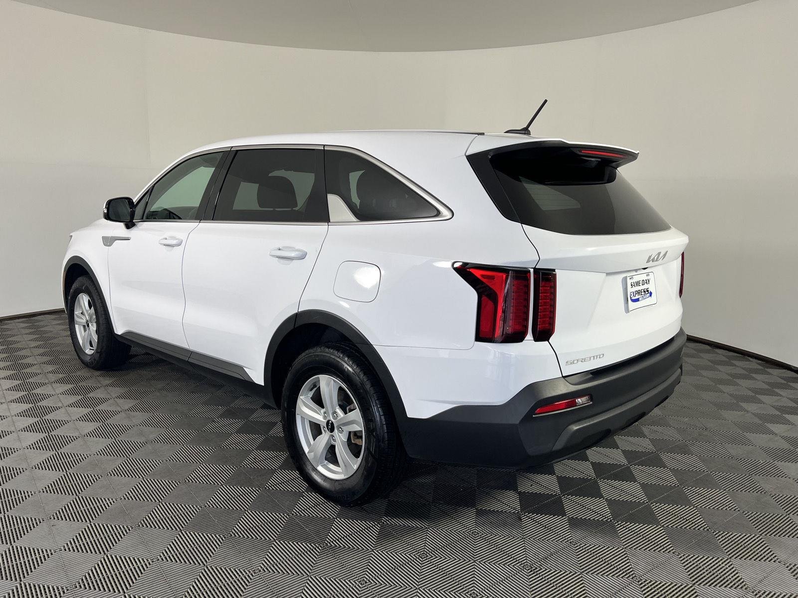 Used 2023 Glacial White Pearl Kia LX image 27