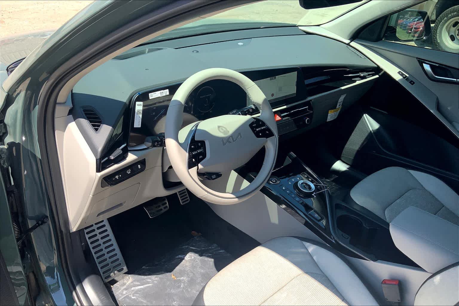Used 2024 Cityscape Green Kia Wave image 8