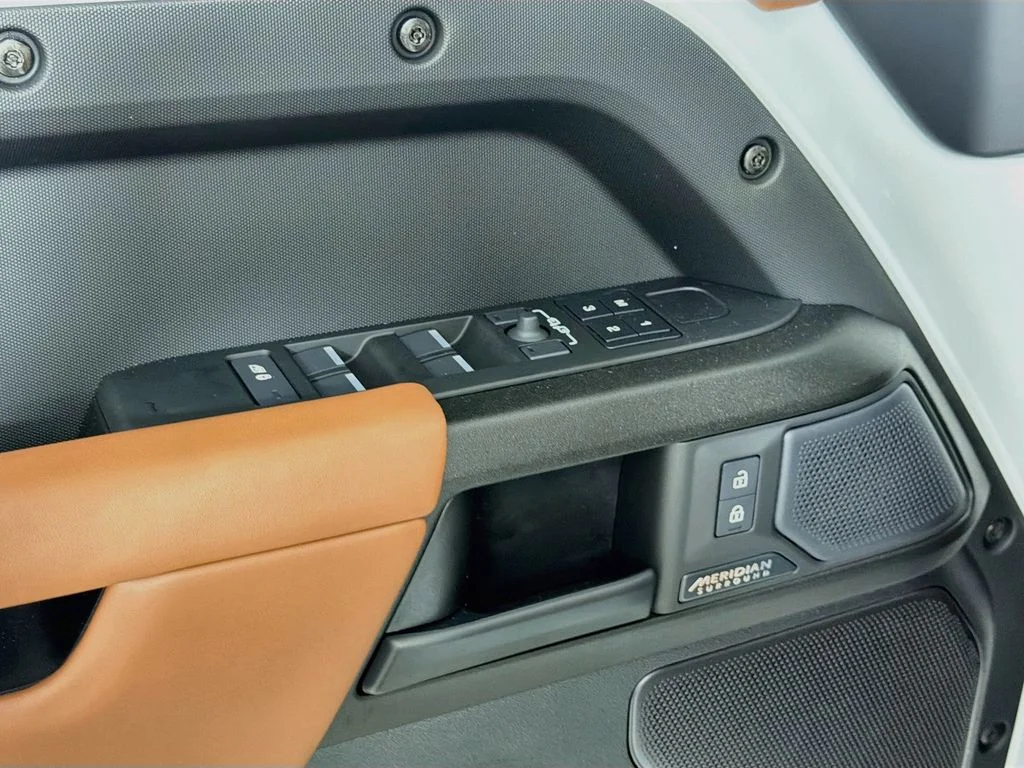 New 2026 Fuji White Land Rover  OCTA image 18