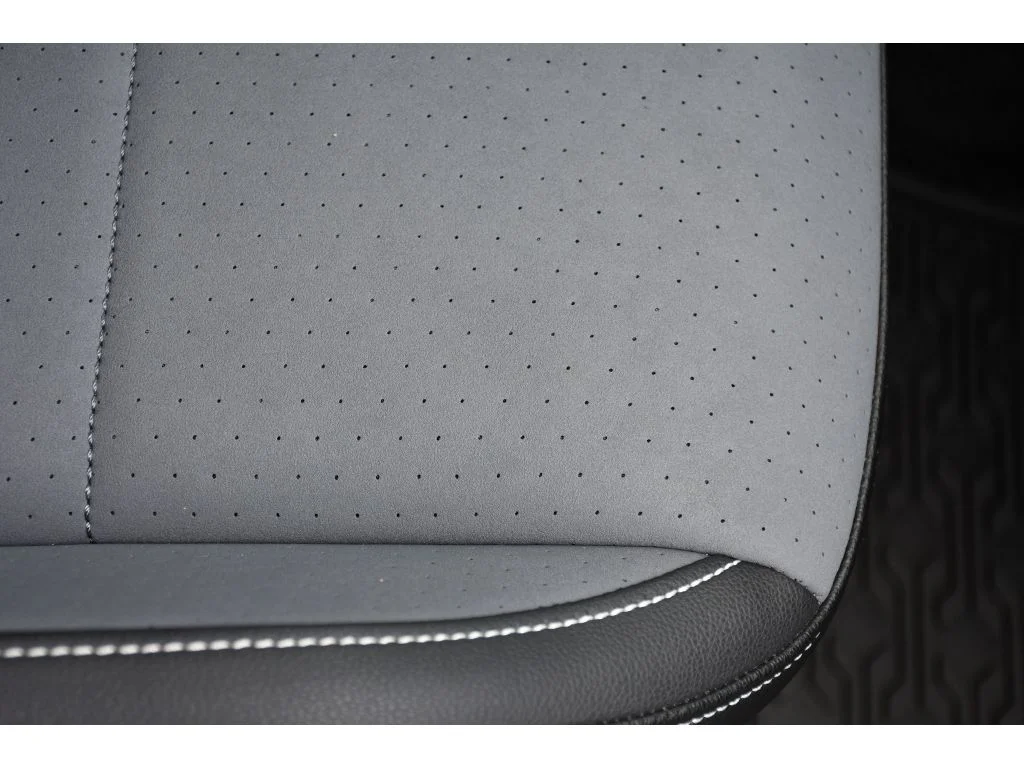 Used 2025 Opal White Pearl Volkswagen SE image 30