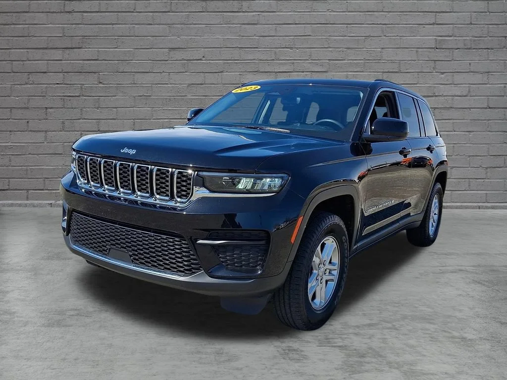 Used 2023 Diamond Black Crystal Pearlcoat Jeep Laredo image 5
