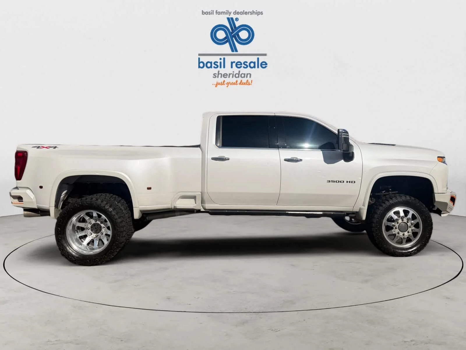 Used 2022 Iridescent Pearl Tricoat Chevrolet LTZ image 8