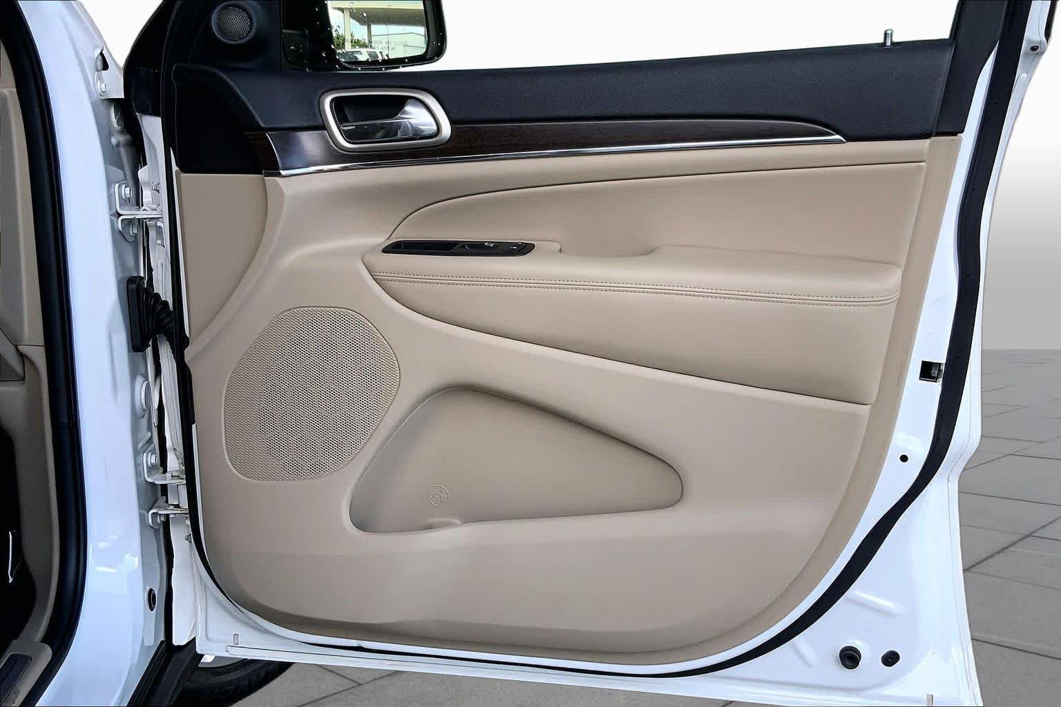 Used 2017 Bright White Clearcoat Jeep Limited image 23