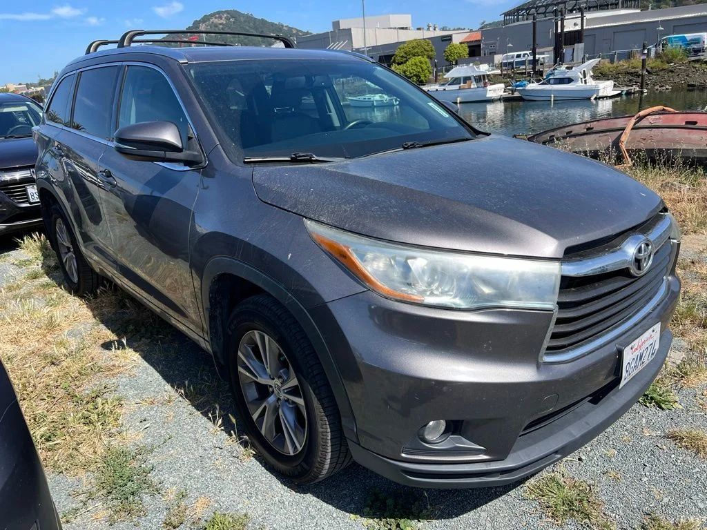 Used 2015 Gray Toyota XLE V6 image 2