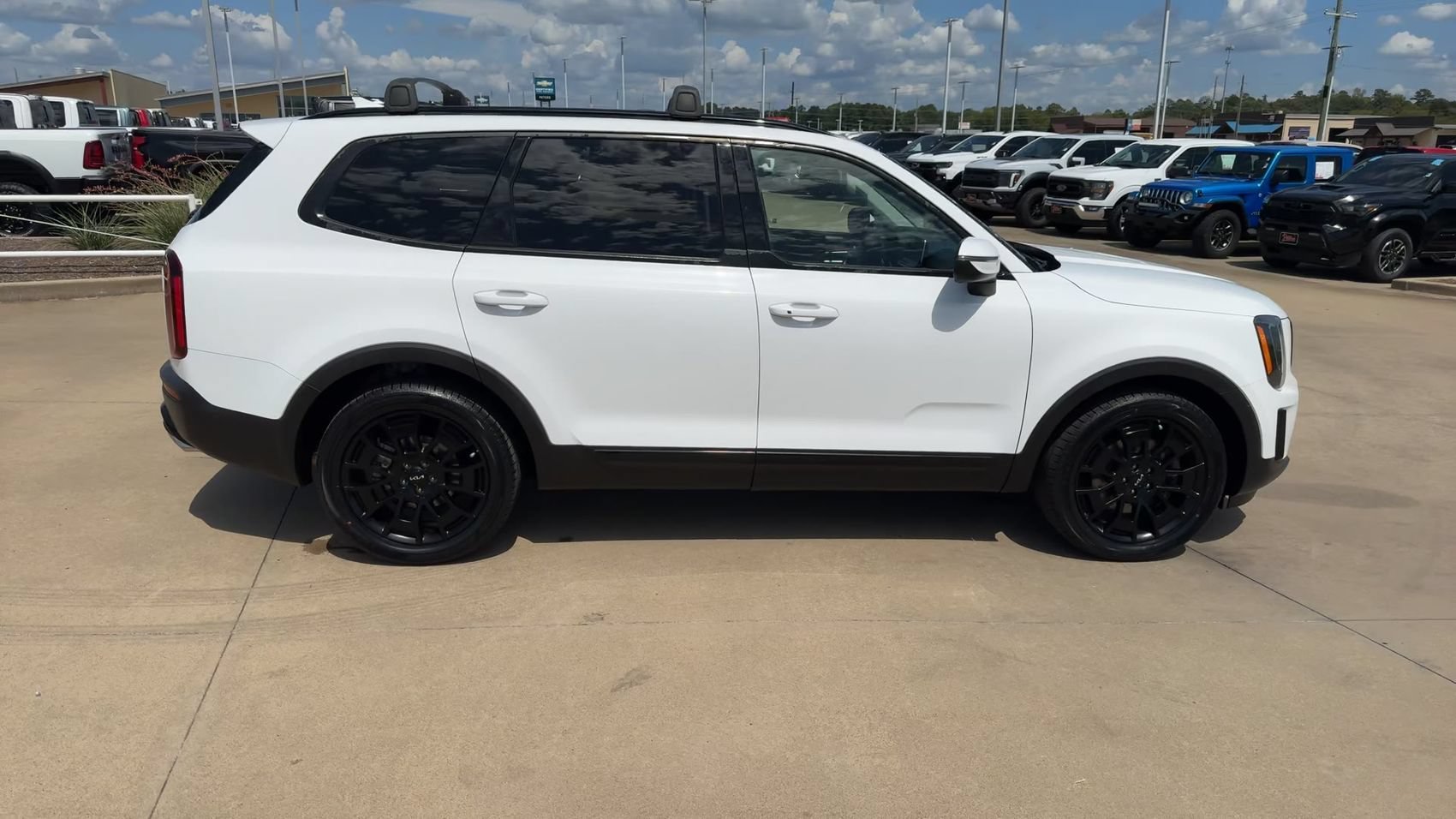 Used 2022 Glacial White Pearl Kia EX image 9